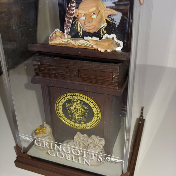 Noble Collection - Statue Harry Potter Magical Creatures - Gringotts Goblin 19cm - Picture 4 of 4